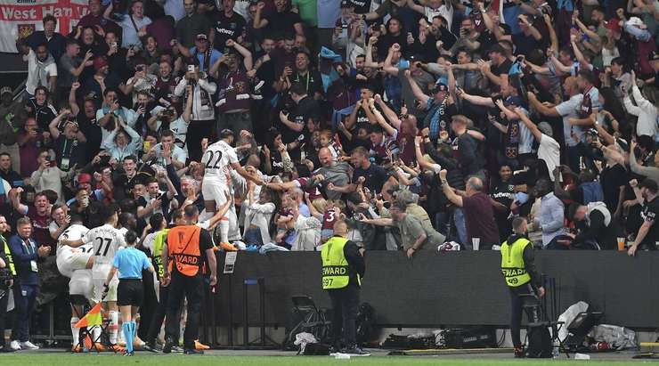 VÀO! Mohamed Said Benrahma (West Ham) đá phạt đền thành công về phía góc phải của khung thành.