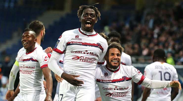 Mohamed Bayo (Clermont) nhận một đường chuyền thú vị bên trong vòng cấm và anh tung một cú sút chìm chuẩn xác vào góc thấp bên phải khung thành. Một pha dứt điểm rất hiểm!
