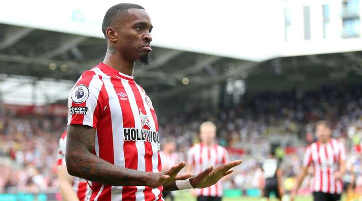Vào! Ivan Toney (Brentford) nhận bóng tại rìa vòng cấm và sục bóng qua đầu thủ môn, người đã dâng lên hơi cao. Tỉ số bây giờ là: 3:1.