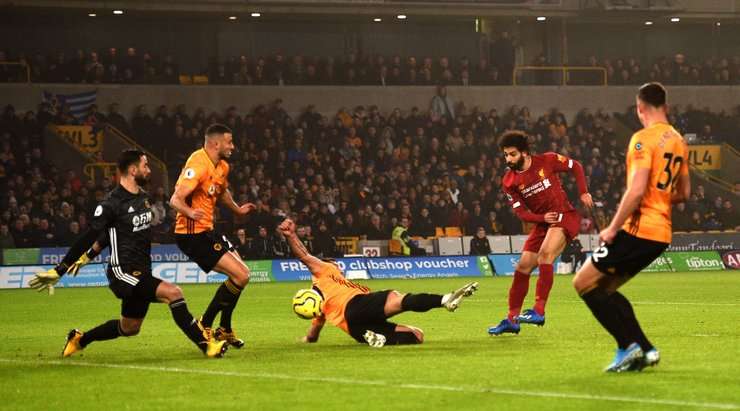 Mohamed Salah (Liverpool) nhận một đường chuyền bên trong vòng cấm và có đủ khoảng trống để tung một cú dứt điểm chìm về phía khung thành, nhưng một hậu vệ đối phương đã cản phá nỗ lực của anh.