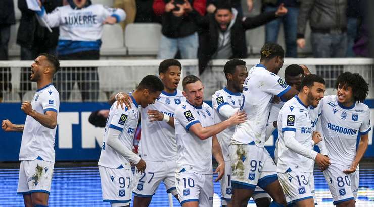 Vào! Nuno Da Costa nạp đạn cho M'Baye Niang (Auxerre) ở một vị trí bên trong vòng cấm, và cầu thủ này đã giữ được cái đầu lạnh để sút bóng vào góc phải khung thành, làm tung lưới thủ môn đối phương. Tỉ số là 1:0.
