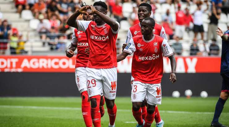 Vào! Mory Diaw đã chạm được những đầu ngón tay vào bóng sau cú sút của Folarin Balogun (Reims), nhưng chừng đó thôi không đủ ngăn trái bóng đi vào góc thấp bên trái khung thành.