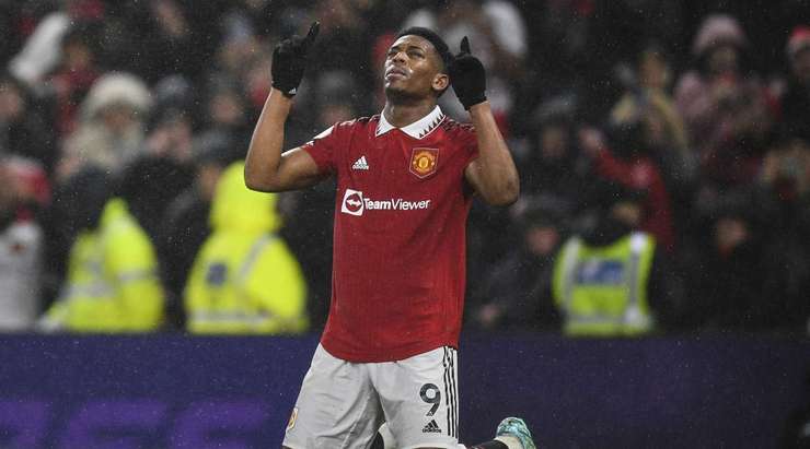 Vào! Đường kiến tạo xuất sắc của Marcus Rashford mở ra rất nhiều khoảng trống cho Anthony Martial (Manchester United) ở ngoài rìa vòng cấm. Quan sát thấy thủ môn đang lên cao, cầu thủ này lạnh lùng tỉa bóng chính xác vào góc dưới bên trái khung thành. Tỉ số là 2:0.