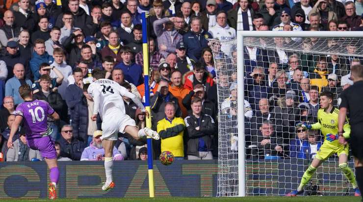 Harry Kane (Tottenham) chuyển hóa quả tạt sắc bén của đồng đội bằng một cú sút chìm hiểm hóc vào góc thấp bên phải khung thành! Một pha dứt điểm xuất sắc!