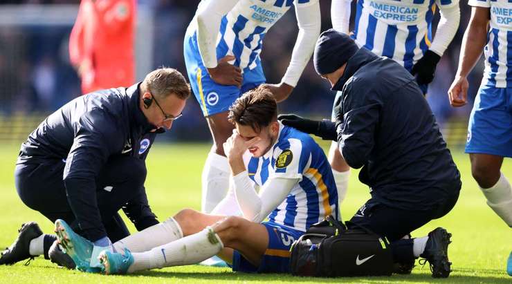 Jakub Moder (Brighton) đang nhờ sự trợ giúp y tế sau khi anh bị đau trong một pha va chạm trước đó.