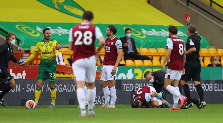 Josip Drmic (Norwich) đuổi theo và đốn ngã một cầu thủ đối phương với một cú tắc bóng vô cùng ác ý. Thẻ đỏ đã được rút ra.