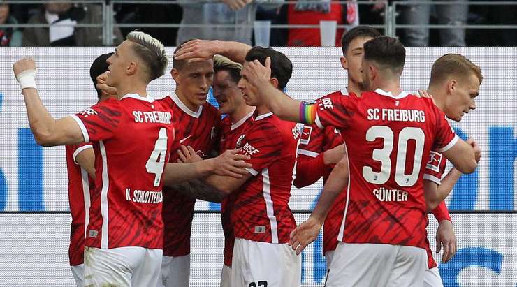 Lợi thế từ tình huống cố định đã được khai thác rất tốt! Christian Gunter thực hiện quả đá phạt và treo bóng vào vòng 5m50. Nils Petersen (Freiburg) có một cú đánh đầu nhẹ nhàng, đủ để làm bóng đổi hướng vào ngay giữa khung thành. Thủ môn Kevin Trapp đã không thể phản ứng đủ nhanh và tỉ số được nâng lên 1:2.