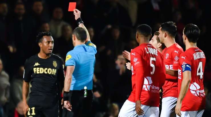 Gelson Martins (Monaco) đã có thể đi tắm sớm sau khi anh bị trọng tài đuổi khỏi sân. Cú xoạc bóng vừa rồi của anh rõ ràng là không thể chấp nhận được trong bóng đá!