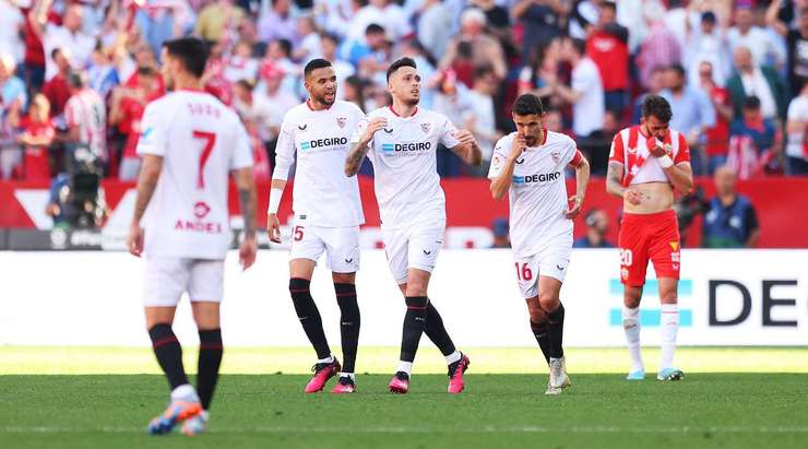 VÀO! Đó là một cú sút phạt đền tuyệt vời của Lucas Ocampos (Sevilla) về phía góc thấp bên trái khung thành, không có một chút cơ hội nào cho thủ môn Fernando Martinez để cản phá!