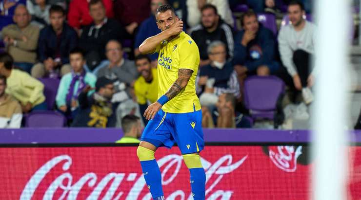 Alvaro Negredo (Cadiz) đón đường căng ngang hoàn hảo vào sâu bên trong vòng cấm từ Joseba Zaldua và khống chế bóng một cách tinh tế. Tiếp theo, anh tung một cú sút chuẩn xác vào góc thấp bên trái khung thành, nâng tỉ số lên: 0:1.