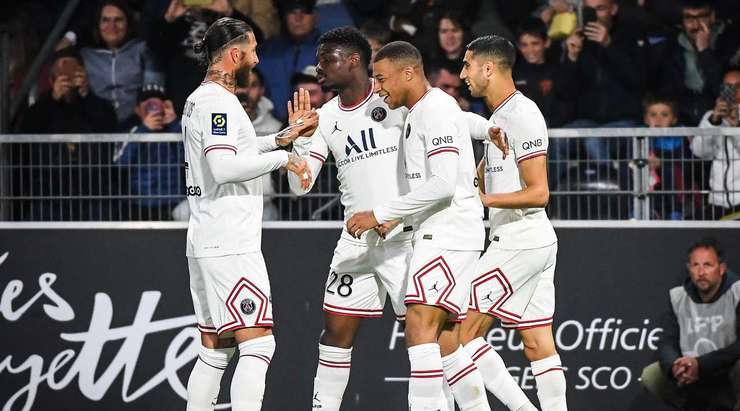 Kylian Mbappe (Paris SG) ghi bàn! Anh ấy đón một đường chuyền của đồng đội và tung một cú sút hoàn hảo từ rìa vòng cấm, đi vào phía trong cột dọc bên trái khung thành, vượt quá tầm với của thủ môn.