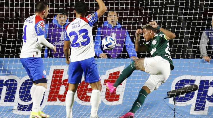 Rafael Navarro (Palmeiras) ghi bàn từ quả phạt góc. Quả bóng trôi qua vòng cấm đến Rafael Navarro (Palmeiras) và anh ấy sút bóng qua thủ môn vào lưới.