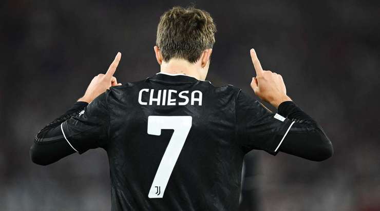 Adrien Rabiot thực hiện một đường chuyền gọn gàng rất đúng tầm di chuyển của Federico Chiesa (Juventus), người đã rất sẵn sàng và tung một cú sút chìm căng như kẻ chỉ, đưa bóng đi trúng cột dọc bên trái vào lưới! Tỉ số là 0:2.
