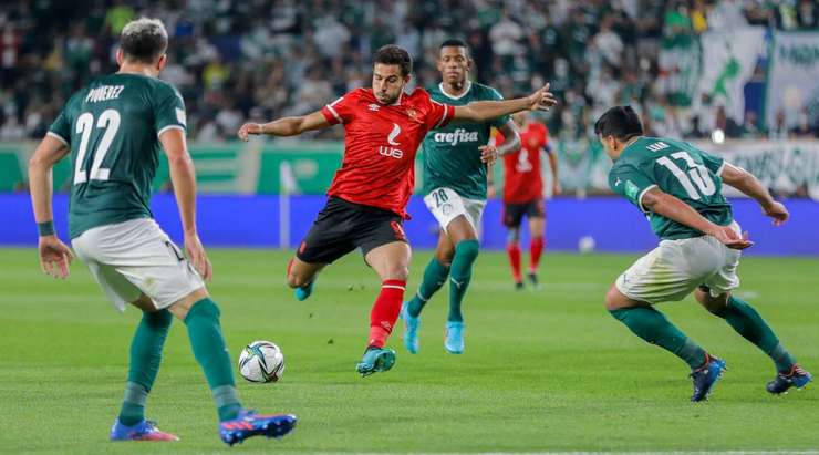 Hamdi Fathi (Al Ahly) tung cú sút sau khi anh nhận đường chuyền tốt từ đồng đội. Pha dứt điểm của anh ấy từ rìa vòng cấm đi chệch cột dọc bên phải trong gang tấc.