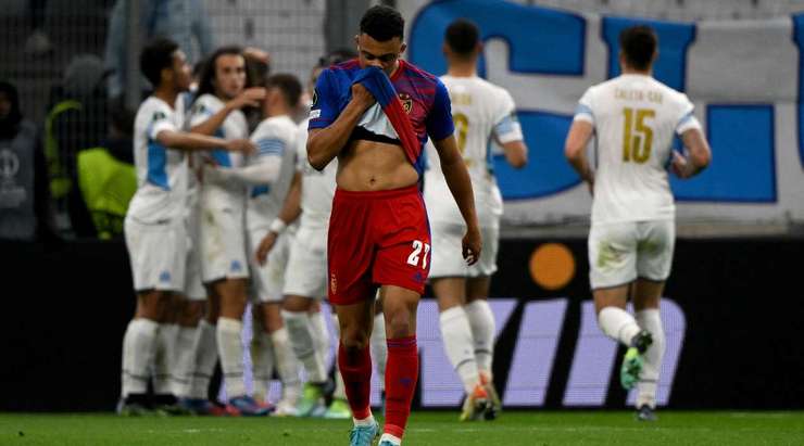 Vào! Arkadiusz Milik (Marseille) đã có mặt đúng lúc đúng chỗ để lấy bóng bật ra trong vòng cấm, và anh ấy sút bóng vào góc trái phía trên. Tỉ số là 2:0.