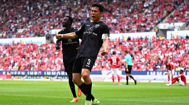 Vào! Wataru Endo (VfB Stuttgart) đón bóng bật ra và từ rìa vòng cấm, anh ấy tung một cú sút đi vào phía trong cột dọc bên phải. Tỉ số là 1:1.