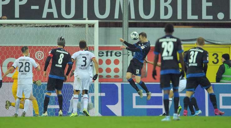 Một quả đá phạt được thực hiện hoàn hảo! Kai Proger tạt bóng vào và Bastian Schonlau (Paderborn) bật cao dứt điểm tại rìa vòng 5m50. Cú đánh đầu từ cự li gần của anh ấy đi vào sát mép trong cột dọc bên phải, và tỉ số đã được thay đổi – 2:0.