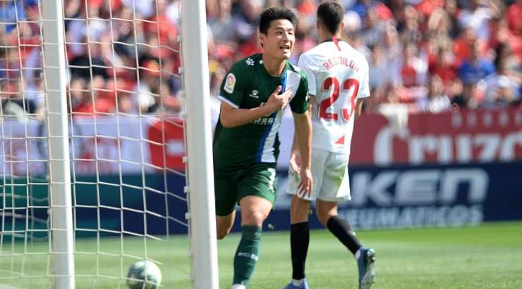Vào - 1:2! Jonathan Calleri chuyền bóng như đặt cho Lei Wu (Espanyol), người có một cú sút từ cự ly gần vào lưới, đánh bại thủ môn.