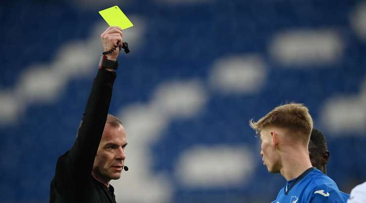 Một chiếc thẻ vàng xứng đáng. Cú tắc bóng của Marco John (Hoffenheim) là khá thô bạo và trọng tài Marco Fritz đã không do dự rút ra một chiếc thẻ vàng cho anh ấy.