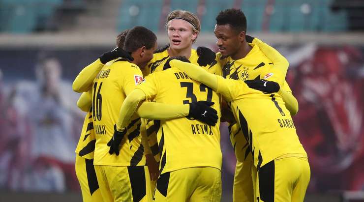 Marco Reus chuyền bóng đến chân Erling Haaland (Dortmund), người đang đứng ở vị trí đối mặt với thủ môn. Một cú vung chân động tác giả của cầu thủ này làm cho thủ môn mất thăng bằng và nhiệm vụ còn lại của anh đơn giản chỉ là bấm bóng qua người thủ môn vào lưới.