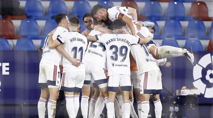 Ante Budimir (Osasuna) đón một quả tạt xuất sắc, anh thoát xuống phía sau các hậu vệ và dứt điểm gọn gàng làm tung nóc lưới khung thành đối phương.