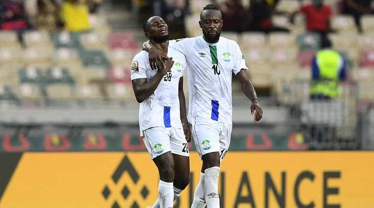 Musa Noah Kamara (Sierra Leone) khống chế gọn gàng một đường chuyền như đặt của đồng đội và tung cú dứt điểm mạnh mẽ vào góc cao bên phải khung thành!