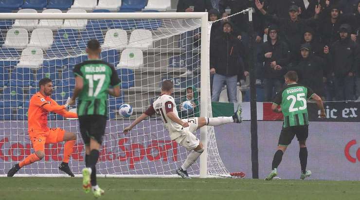 Jeremie Boga có một đường căng ngang xuất sắc vào trong vòng cấm. Domenico Berardi (Sassuolo) đón bóng và đánh đầu từ cự li gần vào góc phải phía dưới, đánh bại thủ môn Vid Belec. Một tình huống thể hiện sự nhạy bén cũng như khả năng dứt điểm thượng hạng. Tỉ số là 1:0.