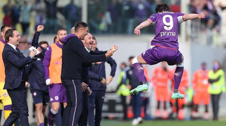 Dusan Vlahovic (Fiorentina) ghi bàn từ quả đá phạt đưa bóng vào góc phải phía trên. Một cú sút tuyệt vời!