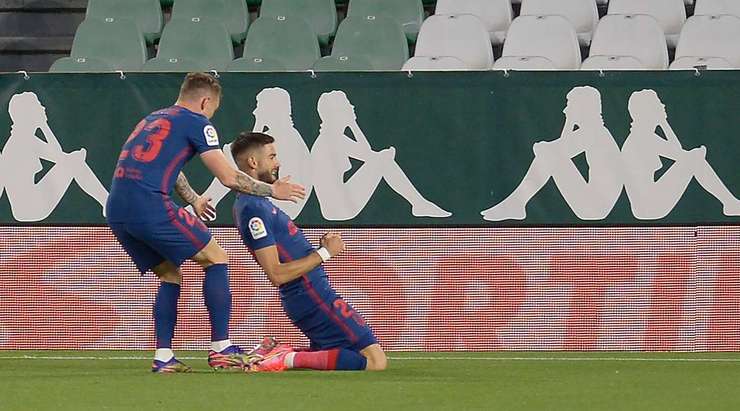 Vào! Yannick Carrasco (Atl. Madrid) dễ dàng đệm bóng vào lưới trống từ một cự ly gần, sau khi một cú sút đã đập vào một người hậu vệ và quả bóng bật ra. Tỉ số là 0:1.