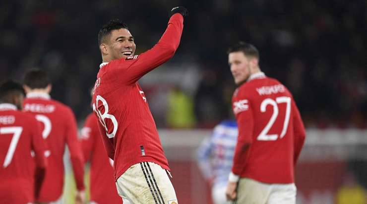Một khoảnh khắc đẹp mắt! Casemiro (Manchester United) lấy bóng và tung một cú sút mạnh từ xa. Đó là một quyết định sáng suốt và pha dứt điểm vừa rồi đã đi thẳng vào góc thấp bên phải khung thành. Thủ môn Joe Lumley chỉ có thể lắc đầu trong tuyệt vọng! Tỉ số đã được nâng lên 2:0.