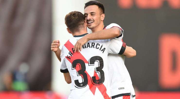 Vào! Alvaro Garcia (Rayo Vallecano) với đôi chân cực kỳ nhanh nhẹn và khả năng rê bóng xuất sắc đã liên tiếp vượt qua những pha truy cản của đối phương. Anh kết thúc với một cú sút từ trong vòng cấm, bóng bị đổi hướng sau khi chạm một cầu thủ khác và đánh bại thủ môn Aaron Escandell. Tỉ số được nâng lên 1:0.