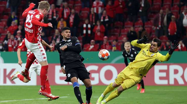 Jonathan Burkardt (Mainz) bật lên đón quả tạt tuyệt đẹp và đánh đầu đưa bóng qua thủ môn đi chìm vào chính giữa mành lưới.