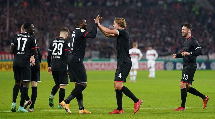 Anthony Modeste (Köln) có rất nhiều khoảng trống sau khi đón một đường chuyền chính xác trong vòng cấm. Anh không do dự tung một cú sút tuyệt vời, đưa bóng vào góc phải khung thành.