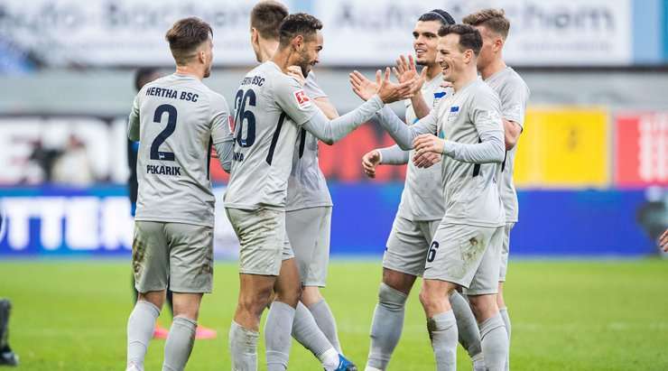 Jamilu Collins (Paderborn) xui xẻo đưa bóng về lưới nhà sau một tình huống hỗn loạn trước khung thành.