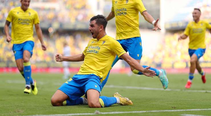 Vào! Bóng bật ra đến Victor Chust (Cadiz) và anh ấy tung cú sút từ cự li gần. Tỉ số là 1:0.