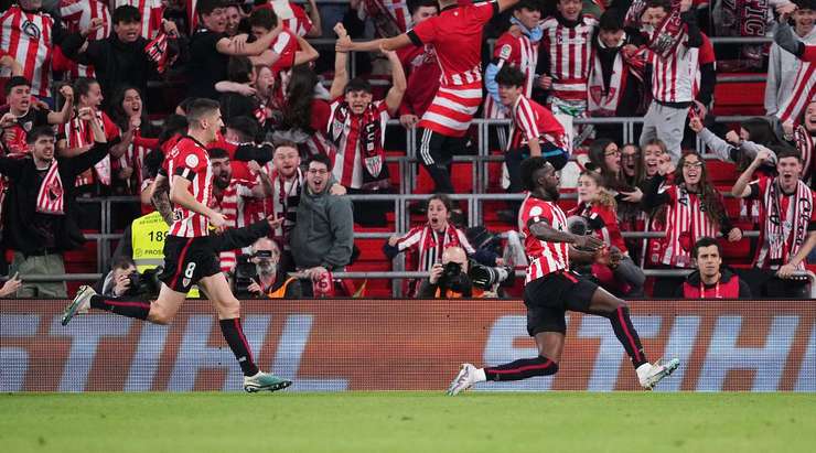 VÀO! Bóng được treo vào từ quả phạt góc và Inaki Williams (Ath Bilbao) chạy chỗ rất tốt để tung một cú đánh đầu thẳng vào bên dưới xà ngang. Tỉ số của trận đấu đã được nâng lên: 1:0.