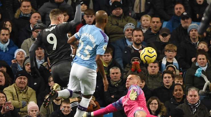 VÀO! 0:1! Harvey Barnes chuyền bóng thành công cho Jamie Vardy (Leicester) ngay trong vòng cấm. Cầu thủ này nhận ra thủ môn Santana De Moraes đang đứng ở khá xa khung thành và bấm bóng vào lưới. Một pha lốp bóng rất tinh quái.