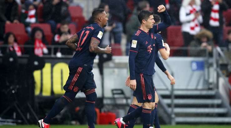 Robert Lewandowski (Bayern Munich) nhảy lên đón một quả tạt xuất sắc từ đồng đội và đánh đầu chuẩn xác, đưa bóng vượt qua thủ môn, vào phía trong cột dọc bên phải.