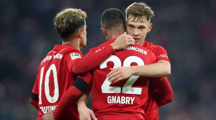 Một bàn thắng tuyệt vời ngay ngoài vòng cấm! Serge Gnabry (Bayern Munich) tung một cú sút chìm hoàn hảo vào chính giữa khung thành.