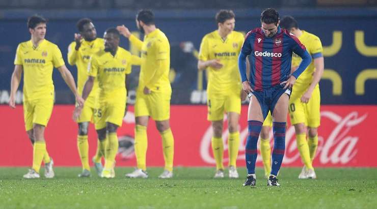 Các cầu thủ phòng ngự đã dành cho Manu Trigueros (Villarreal) quá nhiều khoảng trống và họ đã phải trả giá. Cầu thủ này có một cú sút trái phá về phía bên phải khung thành. Thủ môn Aitor Fernandez trong một giây phút thiếu tập trung đã không thể phản ứng kịp thời, và tỉ số là 4:0.