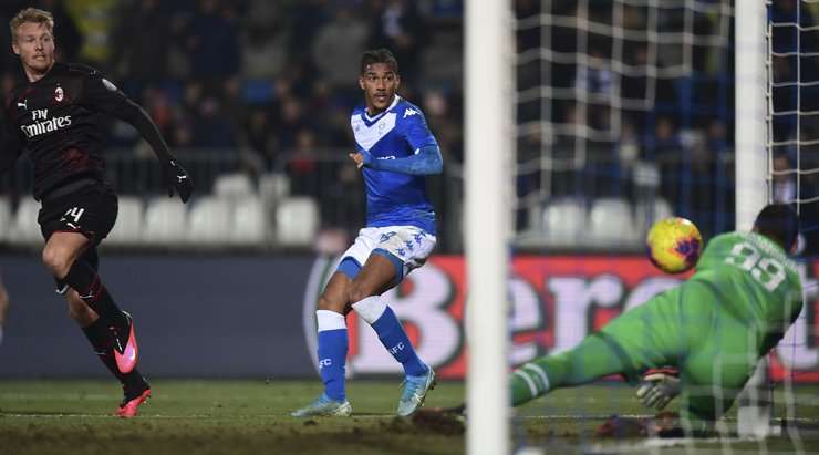 Ernesto Torregrossa (Brescia) sút từ rìa vòng cấm. Bóng đi vào bên phải mục tiêu, nhưng Gianluigi Donnarumma đã có một pha cản phá dễ dàng để hóa giải tình huống. Brescia có cơ hội ghi bàn từ quả phạt góc.