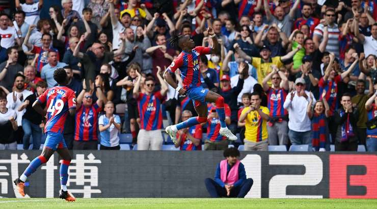 Một nỗ lực cá nhân đáng kinh ngạc của Wilfried Zaha (Crystal Palace) kết thúc với một cú sút từ trong vòng cấm. Bóng đi rất căng vào góc trái khung thành và thay đổi tỉ số thành 1:0. Thủ môn David de Gea đã không thể làm được gì.