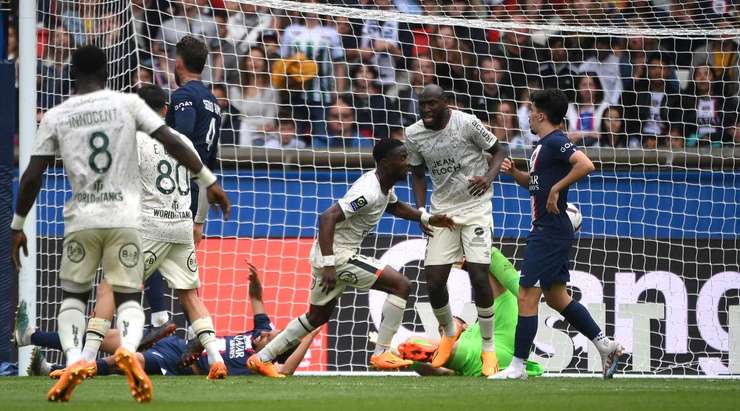 Vào! Darlin Yongwa (Lorient) ghi bàn sau một pha kiến tạo bởi Romain Faivre cho phép anh ấy đưa bóng vào lưới trống. Tỉ số là 1:2.
