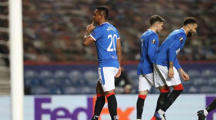 Vào! Một sai lầm tồi tệ từ đối phương đã trao tặng một cơ hội cho Alfredo Morelos (Rangers), người đưa bóng vào lưới từ cự li gần. 1:0.