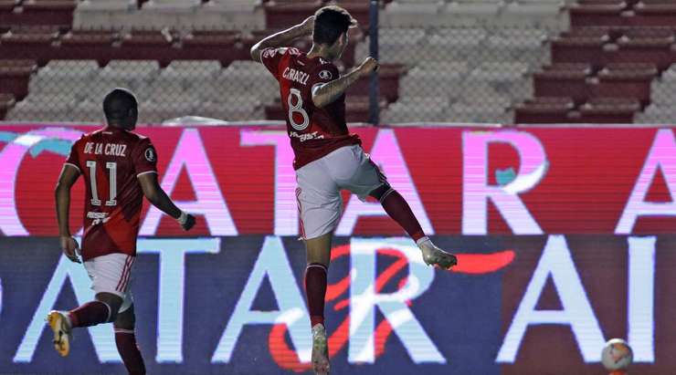 Fabrizio Angileri (River Plate) khống chế bóng gọn gàng sau một đường chuyền sắc bén của đồng đội tại rìa vòng cấm và tung một cú sút làm tung nóc lưới khung thành đối phương, theo một phong cách đã thành thương hiệu của anh.