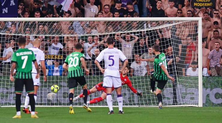 Domenico Berardi (Sassuolo) không cho thủ môn một cơ hội nào và chuyển hóa thành công quả phạt đền bằng một cú sút chìm sắc bén vào mép trong cột dọc bên trái.