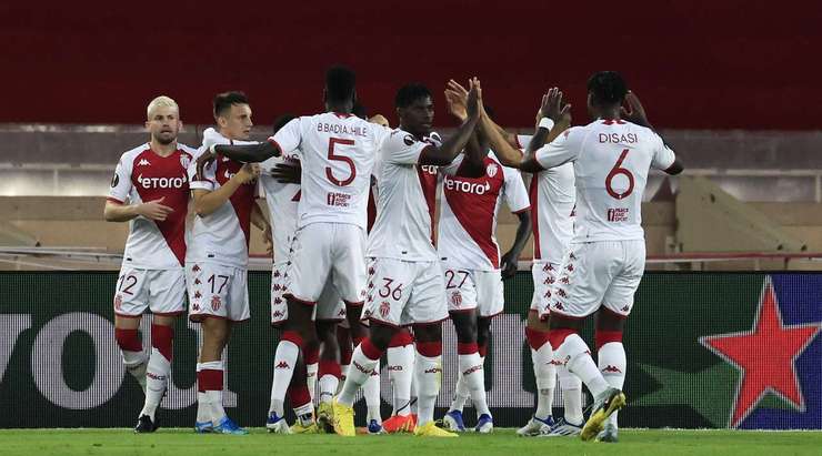 Vào! Đường trả bóng về tuyến hai từ đường biên ngang của Breel Embolo kiến tạo cơ hội cho Wissam Ben Yedder (Monaco) dễ dàng sút bóng vào góc thấp bên trái khung thành. 1:0.