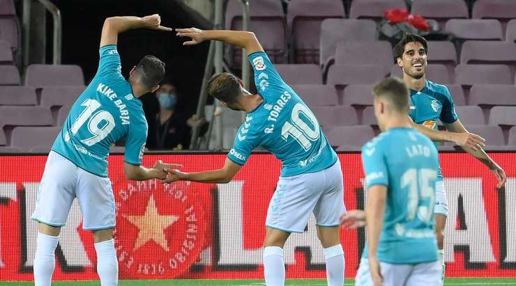 Một bàn thắng ngoạn mục! Roberto Torres (Osasuna) bứt tốc như một mũi lao vào vòng cấm để đón quả tạt và sút bóng vào phía trong cột dọc bên phải, để mặc thủ môn đứng chôn chân sững sờ!