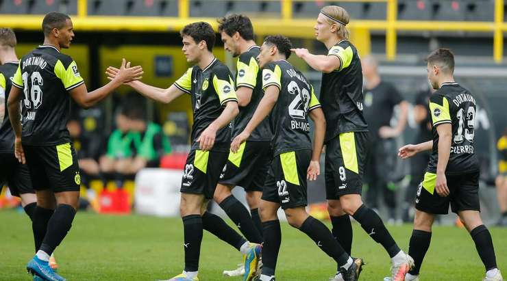 Vào! Giovanni Reyna (Dortmund) đã không do dự tung cú sút ngay ngoài vòng cấm. Đó là một cú sút căng tuyệt đẹp vào góc cao bên phải khung thành, đánh bại thủ môn đối phương.