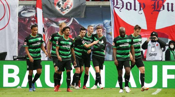 Vào! Branimir Hrgota (Greuther Furth) tinh quái dừng lại một nhịp trước khi sút, chờ cho thủ môn Peter Gulacsi đổ người trước khi bình tĩnh đưa bóng vào góc thấp bên phải.